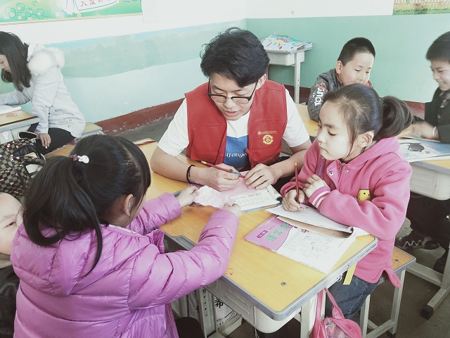 【完满班级】公益锋向 分秒必争--艺术传媒学院环设1804班爱心支教公益活动