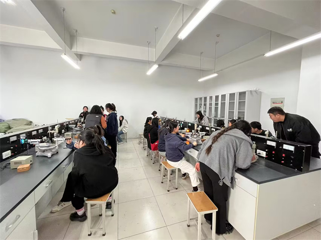 【完满团支部】学习雷锋精神 弘扬文明新风——商务英语学院英语2104班完满团支部活动
