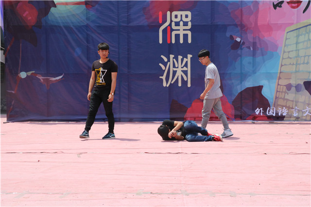 【辅导员说完满】外语系辅导员说完满