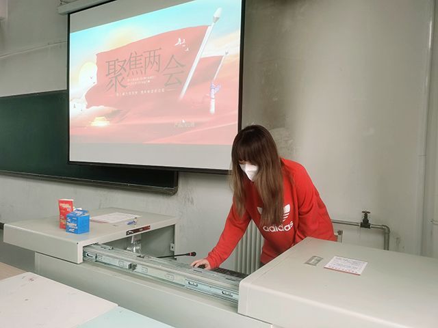 【完满班级】心系国家知识 践行两会精神——艺术传媒学院产品设计1801班举办“学习两会知识，争做时代先锋”热点问题研讨完满班级活动