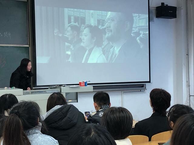 【完满班级】尽显团队风采 体验脑力运动——环设2002班爱国主题观影