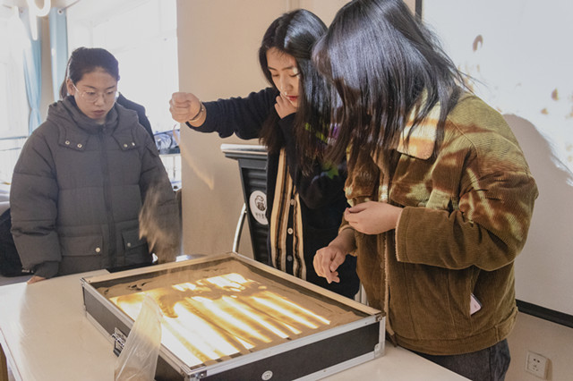 她说·女生学堂|巧手会沙画 体验沙画艺术