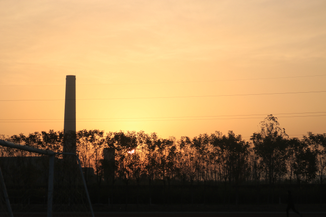 音乐中律动 寒风中迎着朝阳起舞——经济与管理学院“经舞”晨曦创意早操活动