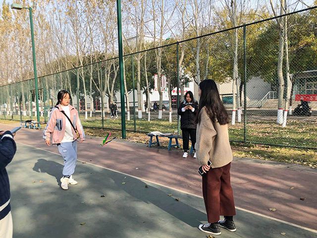 【完满班级】“尽显团队 无限运动乐趣”——艺术传媒学院环设2002班踢毽子趣味活动