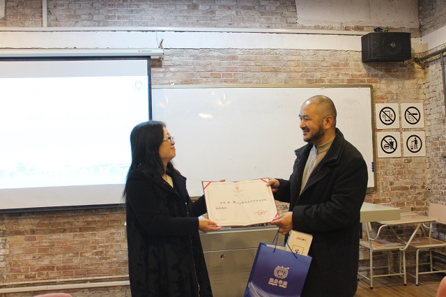 感悟爱的能量 体验文章韵律——记白郎老师莅临远景学院名师讨论会成功举办