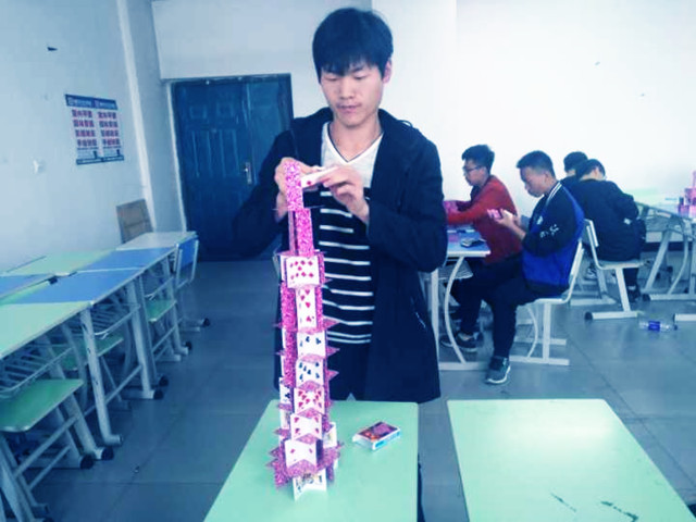 【完满班级】熹光微转 与指尖不期而遇——机制1703班“指尖建筑 纸牌垒塔”完满班级