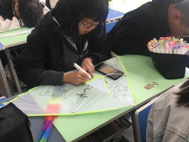 【完满班级】宣扬党史 传承筝情——艺术传媒学院动画1901班举办DIY手绘风筝大赛