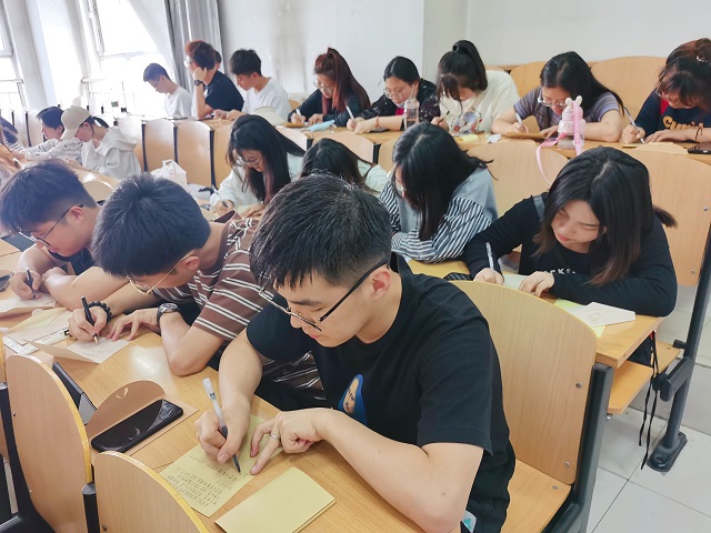 【辅导员说完满】闪闪发光的少年 泰!酷!辣!——经济与管理学院2020级辅导员说完满活动