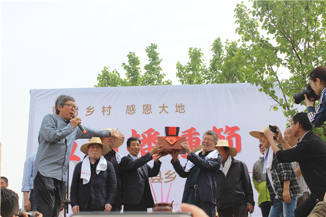 精准扶贫行 我们在路上——远景学院师生助力五村播种节