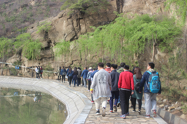 第52期乌马河周末文化广场之环科系举办绿色登山活动