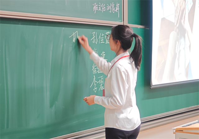 【青马工程】勇立雄鹰志 争为青年先——淬炼·国际商学院第十五期“青马工程”雏鹰班开班仪式