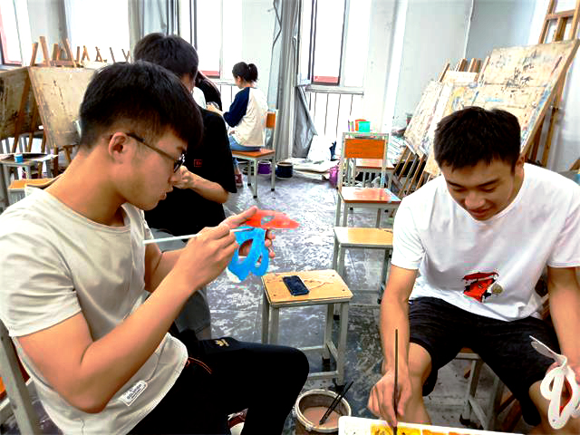 【完满班级】绘面具 品其韵——艺术传媒学院视觉1804班“灵动七彩 笑面人生”面具彩绘大赛