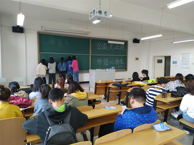 【完满班级】 凝聚小爱 践行完满——外国语言文学系英语1802班、英语1803班10月完满班级活动