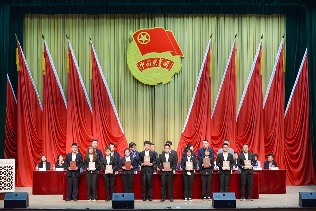 学习标杆•张岳：人生就像旅行 要勇攀高峰 永不言败