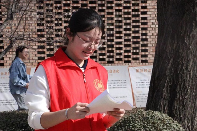 植树增绿 党旗增辉——远景学院植树节主题活动