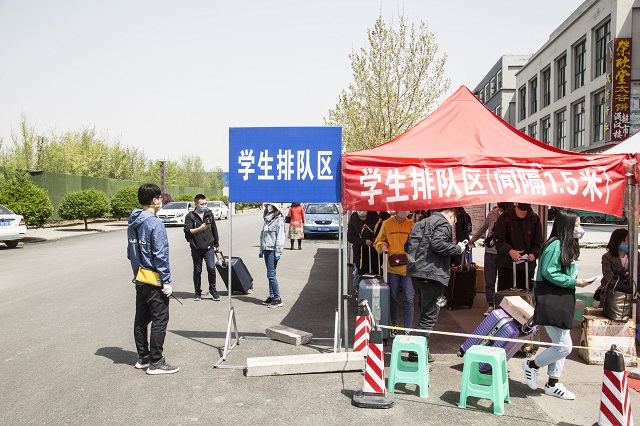 学工系统为首批毕业年级学子“回家”保驾护航