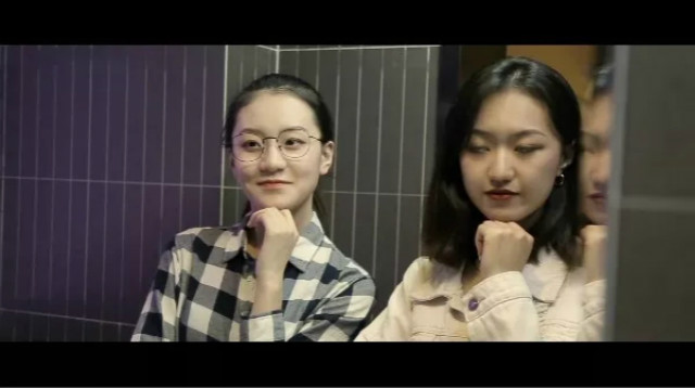 闪光的信院第246期:迎新晚会上讲故事女孩背后那段破茧成蝶的故事