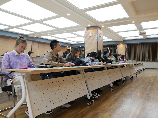 第三十四期“创客视界”传媒沙龙百名师生共同探寻新闻写作技巧