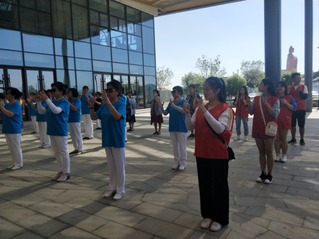 浓浓爱心情 爱在夕阳间——“青鸟”志愿服务队走进养老院