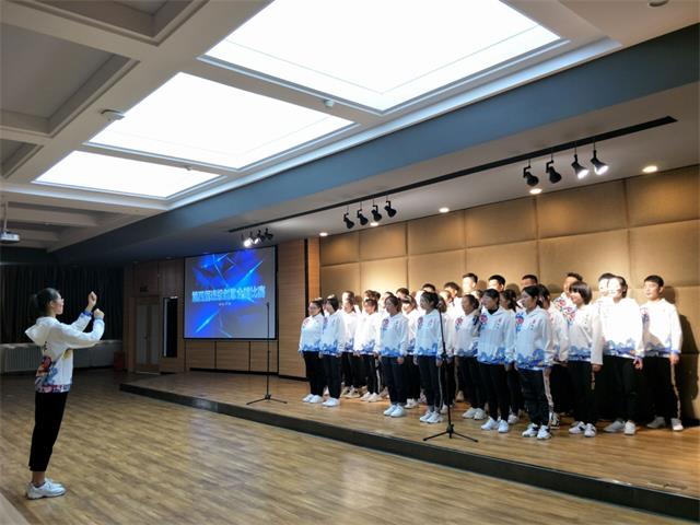 追影子的人 艺不止步——“随心唱，梦飞翔”艺术传媒学院第四届班级创意合唱比赛