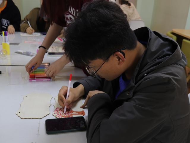 与树相约 追逐春日浪漫——经济与管理学院“树朋友 你好呀”文明实践在行动挂树牌活动