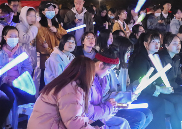 “心”动嗨唱 全“馨”体验 与未来初相遇——箕城书院“Crazy  不燃怎样”迎新摇滚阳台音乐会圆满落幕