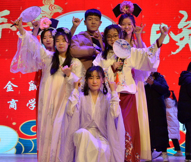 缤纷多彩元旦晚会:愿信院学子只争朝夕 不负韶华