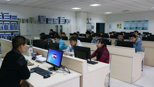 走进数控世界——智能工程学院第一届数控技能大赛