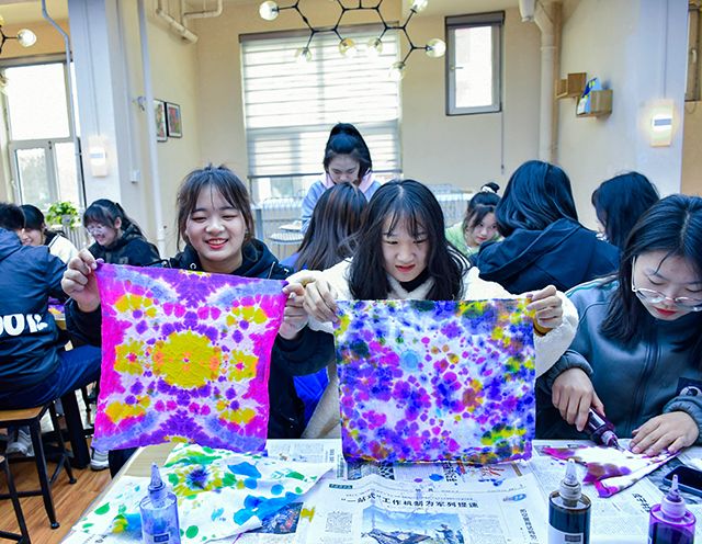 【青马工程】民俗传承 意蕴扎染 触碰古朴的浪漫——艺术传媒学院携手大数据学院、信息工程学院和三达书院举办学生骨干“知行班”意蕴扎染工艺制作活动