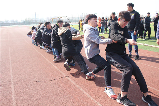 一根绳 一条心 声声呐喊助力激情——淬炼商学院举办第四届“淬炼杯”拔河比赛