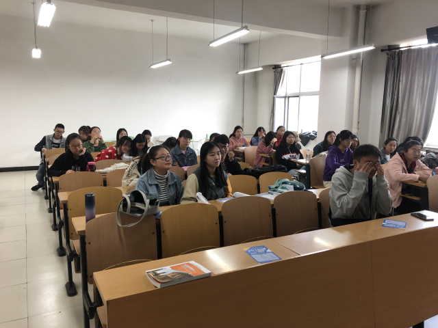 外国语言文学系 【完满班级】 无私奉献 与爱同行——外国语言文学系英语1801班完满班级活动