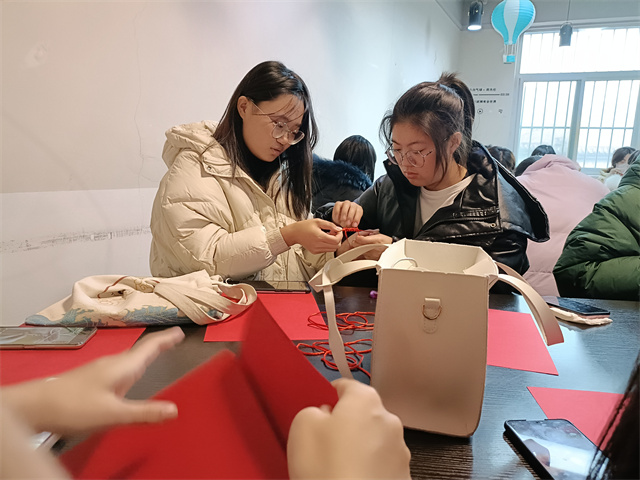 【完满班级】剪出深厚谊 情系中国结——淬炼·国际商学院会计2105班完满班级活动