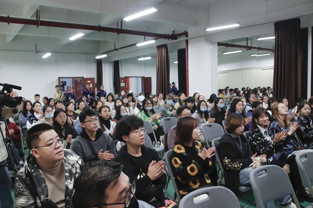 【传媒沙龙】百名师生共同感受播音与主持的魅力
