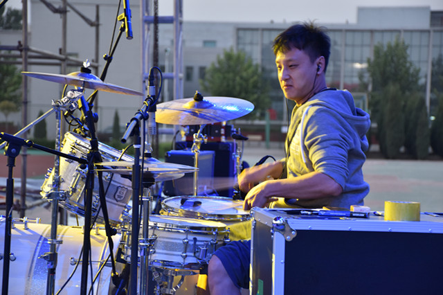 【音乐节】摇滚来袭 嘶吼年轻肆意与不羁——“2017 无边”第五届校园摇滚音乐节感想