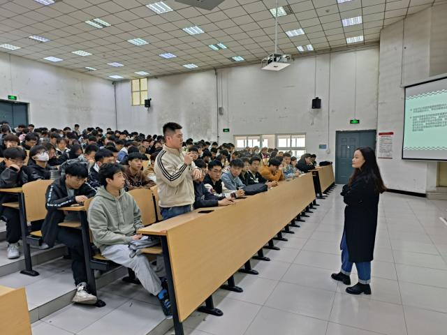 【辅导员说完满】摒弃交通陋习 安全礼貌出行——智能工程学院2022级辅导员说完满活动
