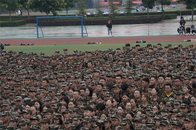 骄阳似火练军心 脚步不移展风采——军训生活即将结束新生对未来的期待