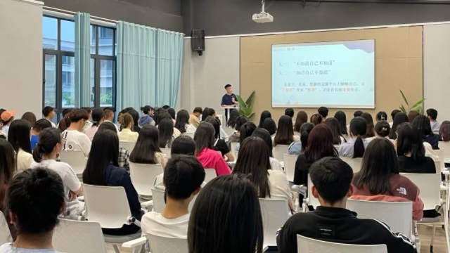【辅导员说完满】University=unity+diversity——经济与管理学院2022级辅导员说完满活动