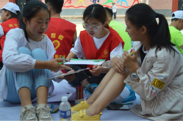 志愿者在行动：一纸一笔绘梦想 关爱留守儿童