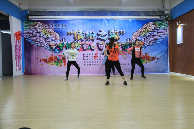 奇幻·诱惑·动漫约你一起“fly”——艺术传媒系“缤纷之翼”首届校园动漫节绚丽开幕