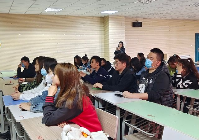 【完满班级】取其精华 传承爱国主义精神——艺术传媒学院18级环设1805班举办“百年追思，党在我心”建党一百周年主题观影活动