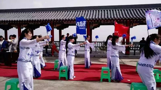 第52期乌马河周末文化广场之环科系举办绿色登山活动