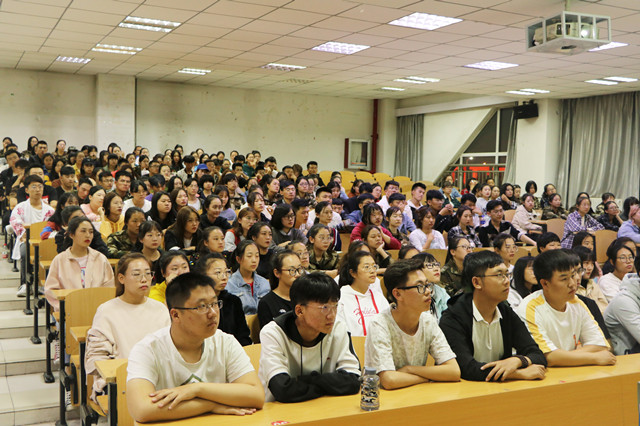 【辅导员说完满】我们的完满教育“有点儿潮”——艺术传媒学院2018级视觉、产品、动画专业主题年级会