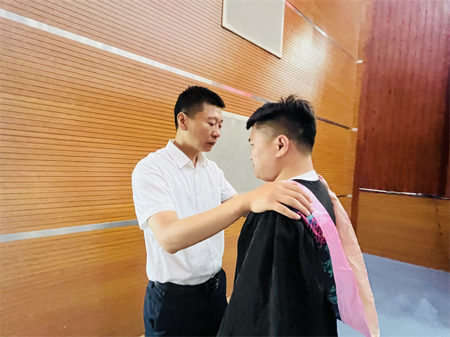 留“夏”美好 一起向未来 ——淬炼·国际商学院2022届学生毕业典礼暨学位授予仪式