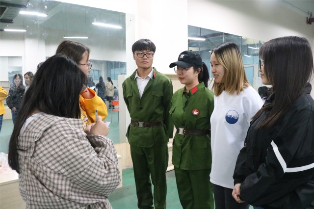 【戏剧节】酣畅淋漓咏叹芳华 奔跑的青春依然含着泪坚持——第七届“魅夜乌马河”戏剧节竞演