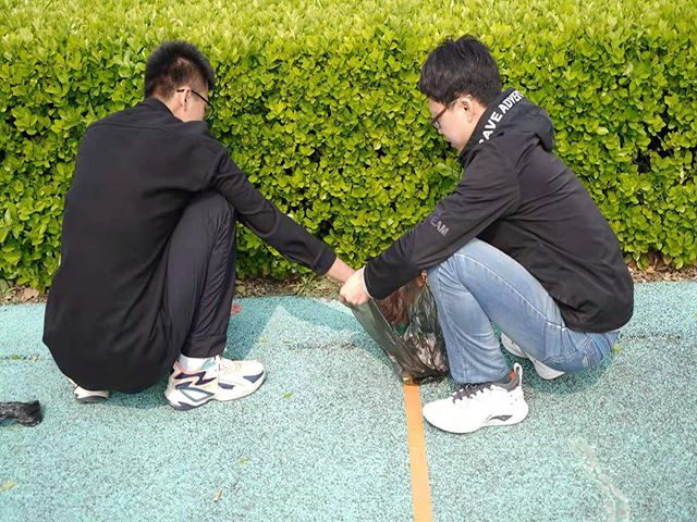 【完满班级】培养环保意识 树立科学生活方式——艺术传媒学院视觉1902班“我爱我校 校园清洁”活动