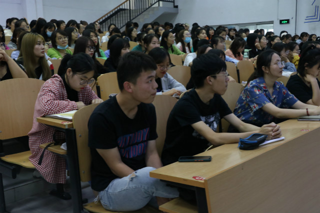 【辅导员说完满】 努力成就奇迹 用心创造辉煌——外语系2018级主题年级会