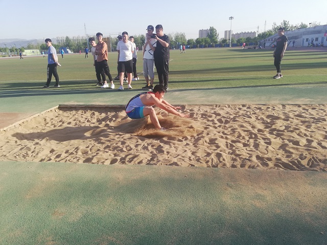 【完满班级】激情跳跃 燃烧斗志——青春无畏，冲破天空“数据1801班”沙坑跳远比赛