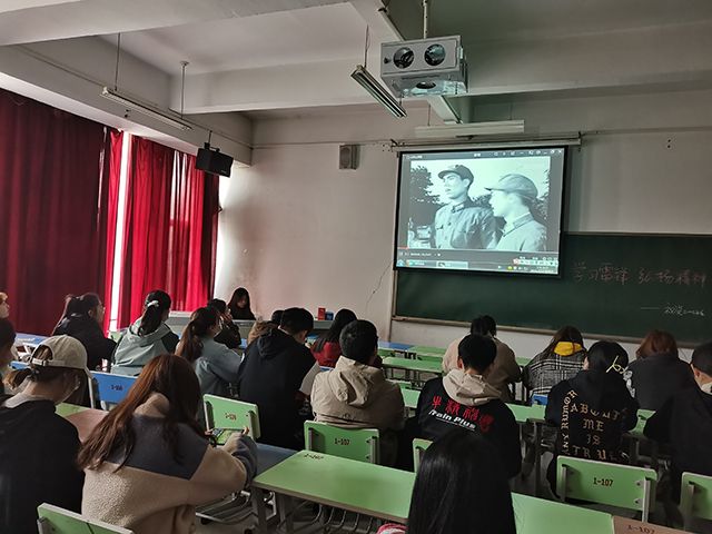 【完满班级】相约春天 让雷锋精神在校园闪光——艺术传媒学院视觉传达2002班“学习雷锋 弘扬精神”完满班级活动