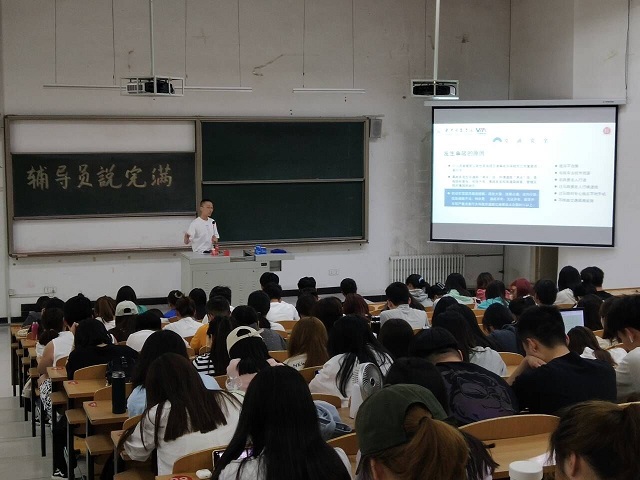 【辅导员说完满】知危险 会避险 安全教育“再加码”——“齐抓共管远风险 联防联动守平安”主题年级会