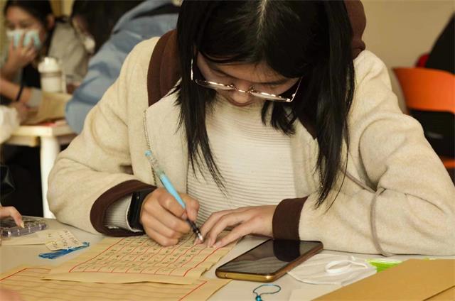 【完满团支部】以书会友 展信舒颜——经济与管理学院金融2201班完满团支部活动